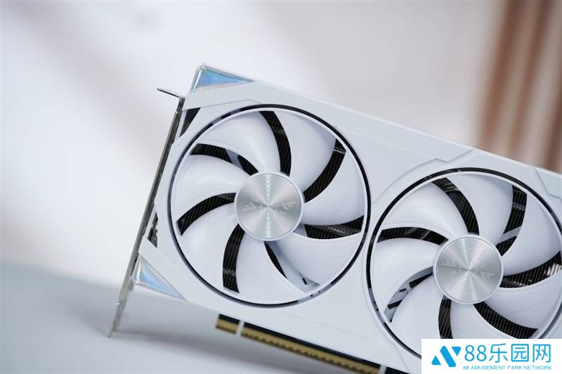 耕升RTX 5070踏雪OC评测：性能颜值双在线，散热表现也一流！