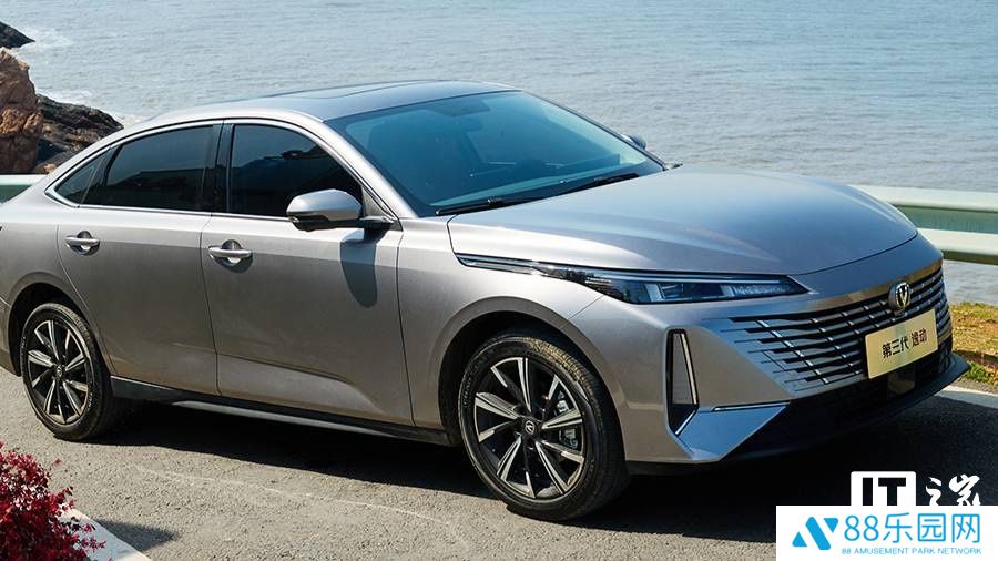 2025 款长安逸动轿车上市：换用传统造型车门把手，8.39 万元起