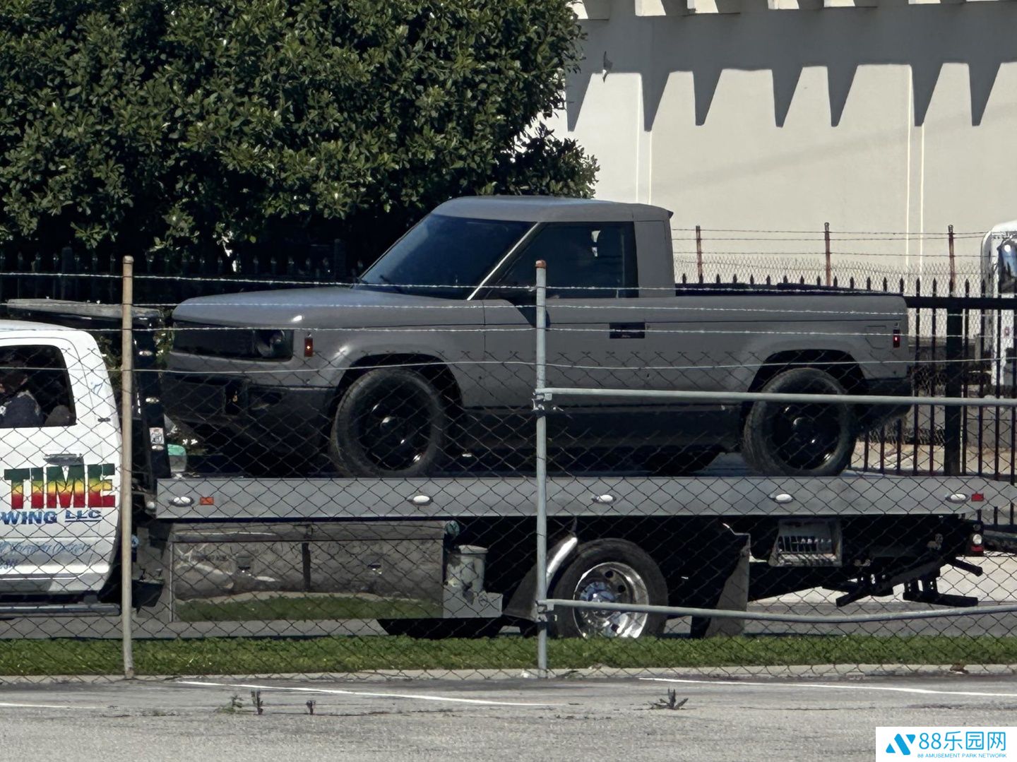 贝索斯打造性价比新车计划浮出水面，小型电动皮卡实车曝光