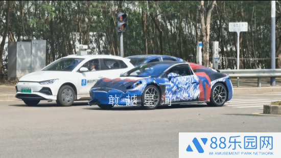 腾势首款跑车街头亮相！性能比肩保时捷911