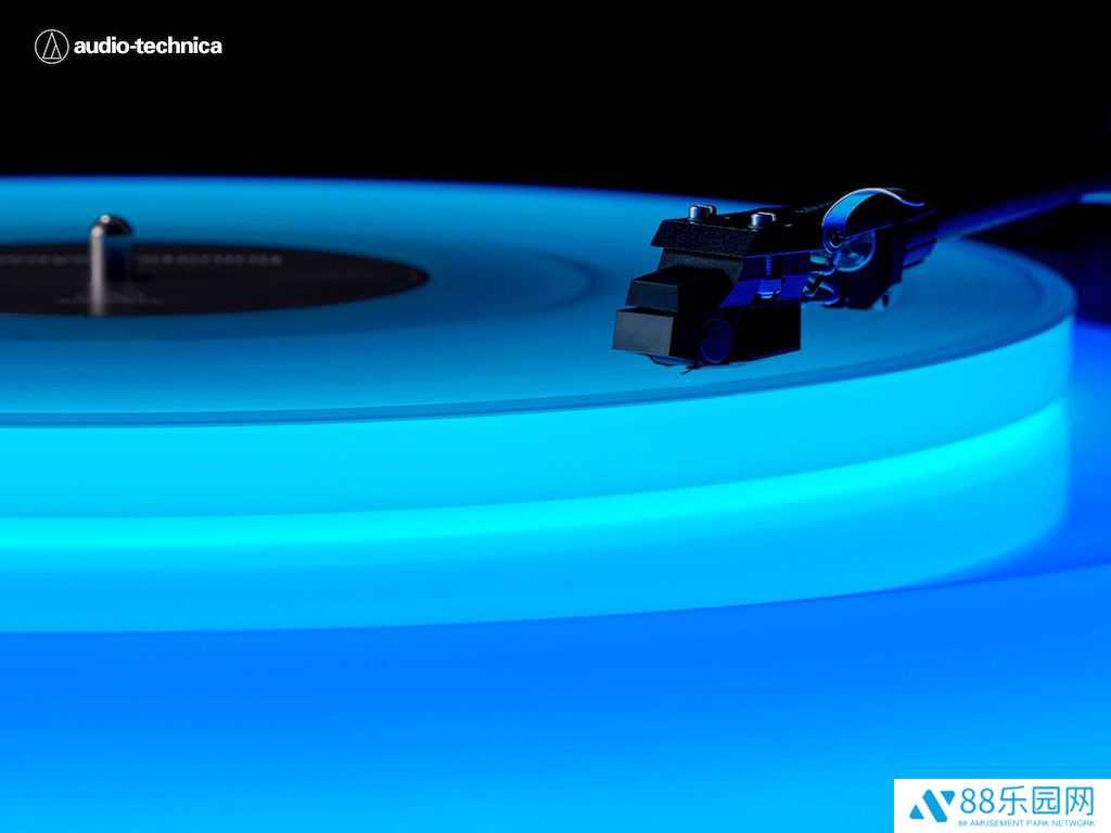 铁三角推出全新发光黑胶唱机“萤”：9999 美元限量千台