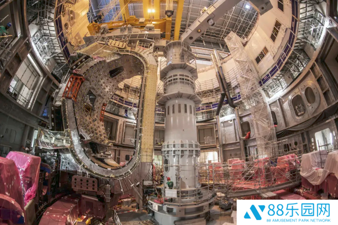 中核集团：全球最大“人造太阳”首个真空室模块吊装就位