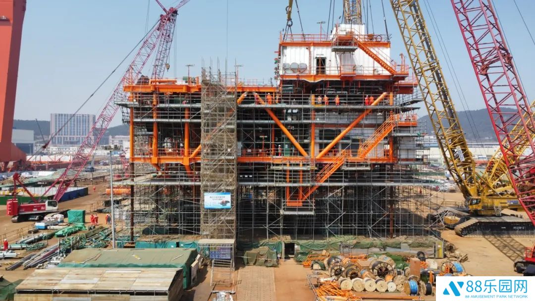 一体化技术新突破，西江 24-7 平台组块“封顶”