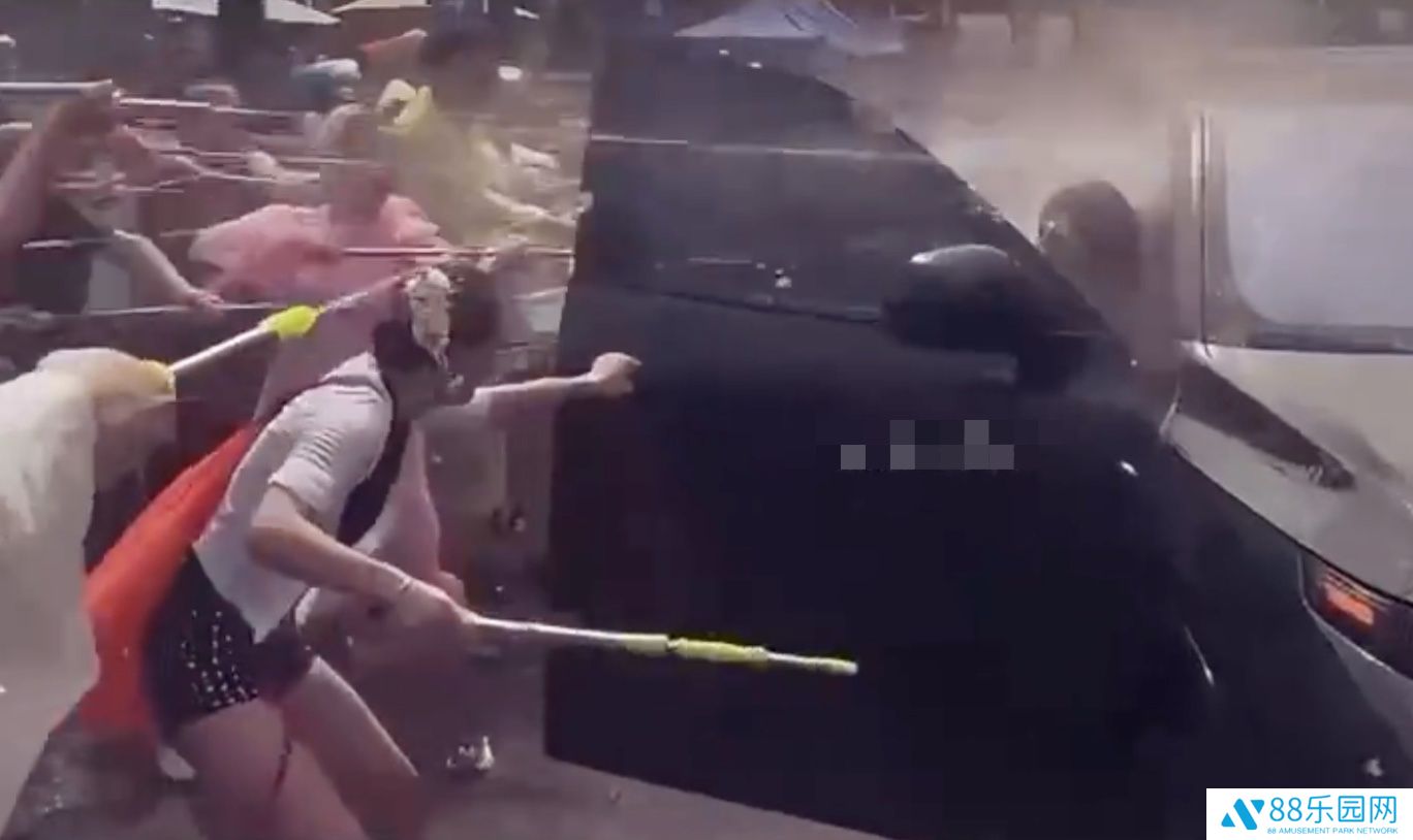 理想汽车回应网传“云南泼水节汽车被外人语音解锁开门”：消息不实，当事人自己手动打开车门