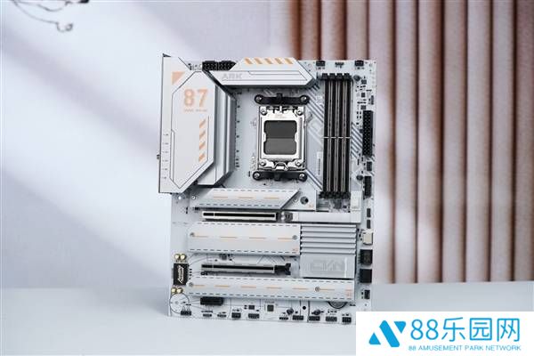 七彩虹CVN X870 ARK FROZEN V14主板图赏：锐龙性能全面释放，颜值与实力并存！