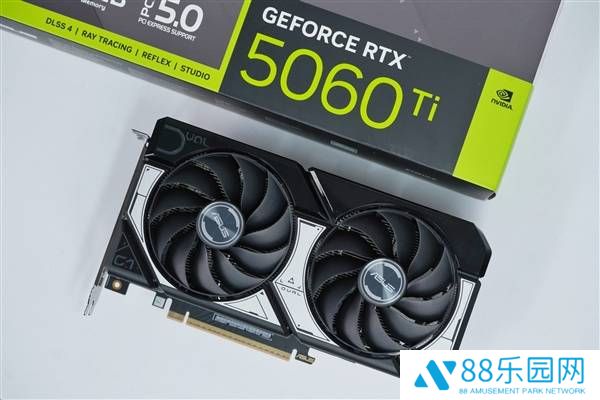 华硕RTX 5060 Ti DUAL OC 8GB显卡图赏：双拼色设计，小巧双风扇引关注