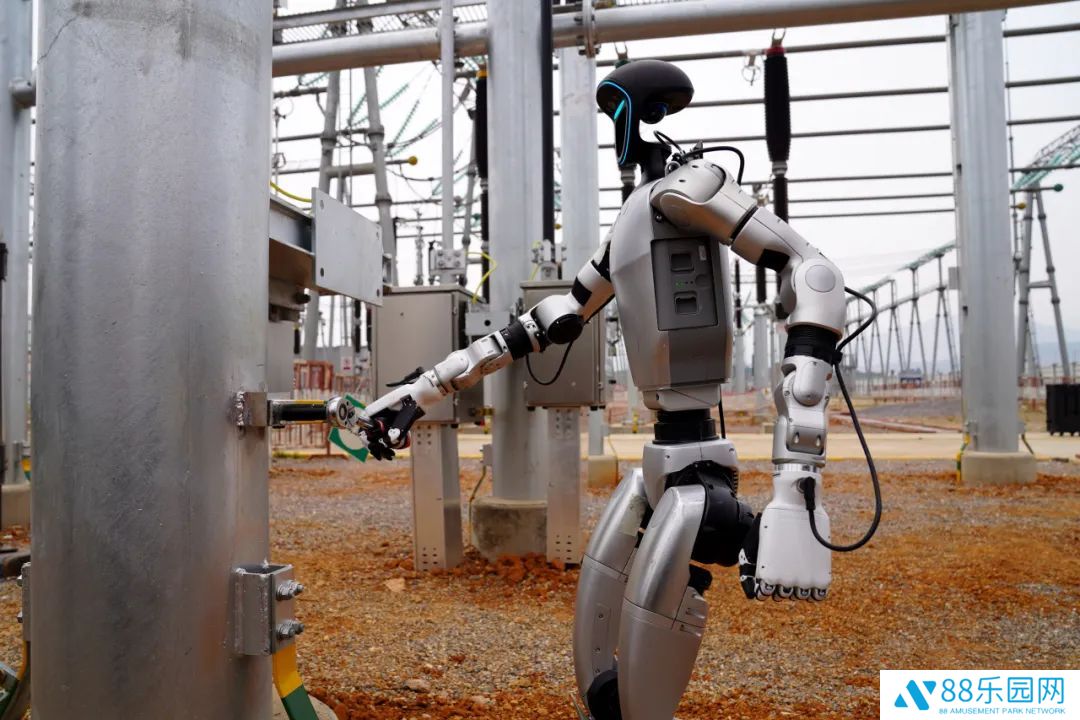 全国首次：人形机器人在云南电网“上岗”，负责“拧螺丝”