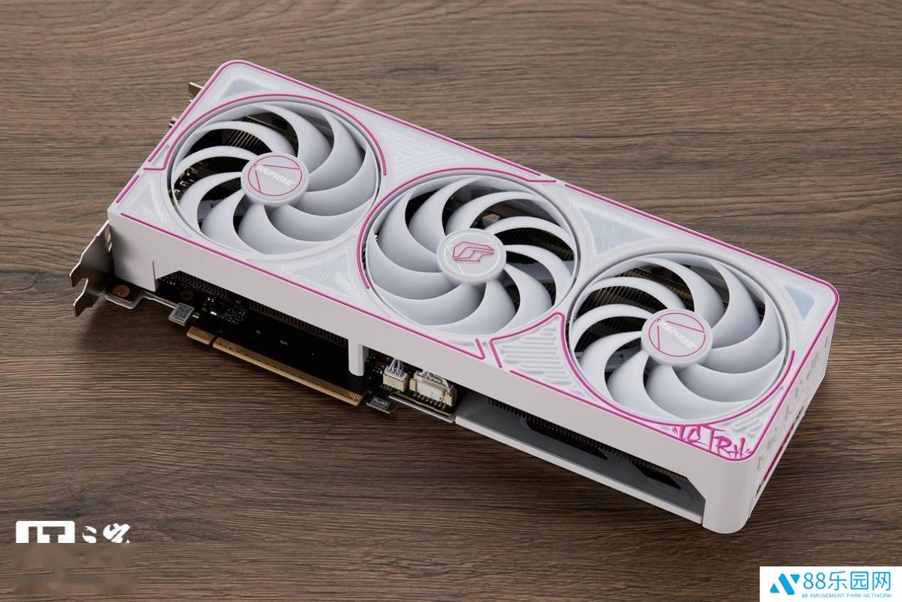 七彩虹RTX 5060 Ti显卡图赏：嘻哈涂鸦风格，清新粉白高颜值