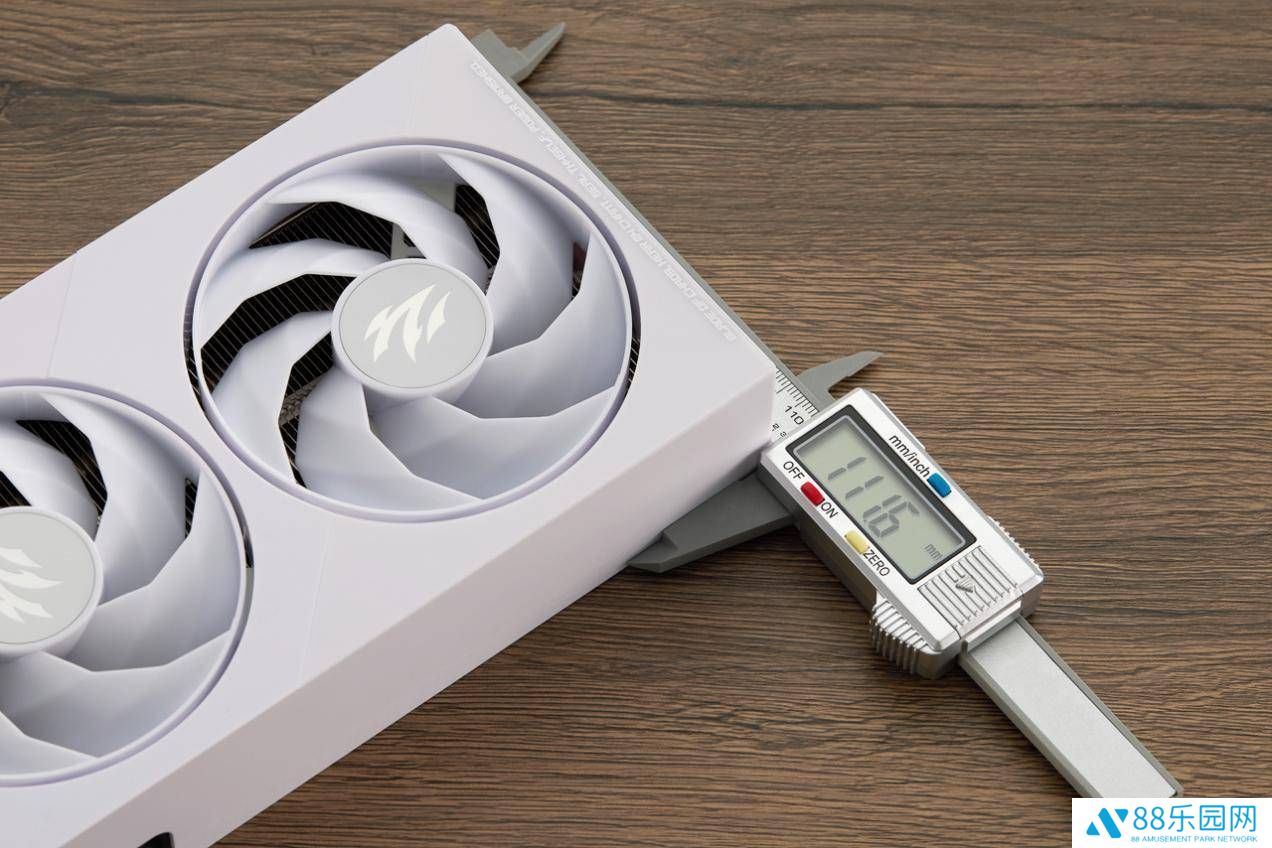 影驰RTX 5060 Ti圣刃MAX显卡美图鉴赏：白色主题装机新选择