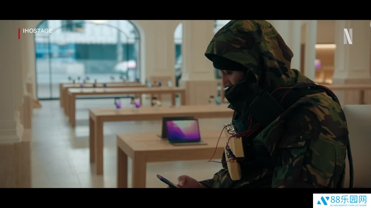 Netflix 放出《i 人质危机》电影花絮：全尺寸复制 Apple Store 搭建场景