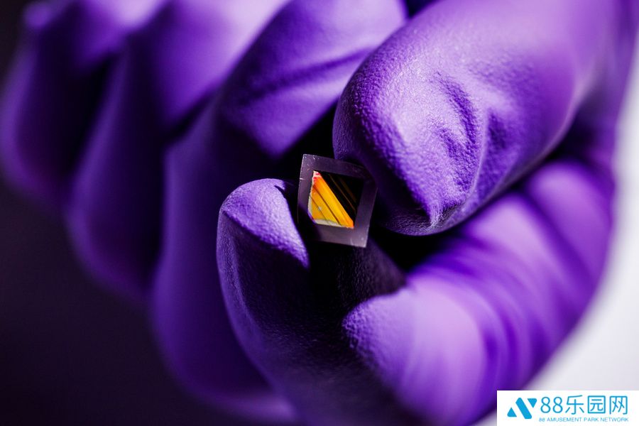 MIT 工程师研发出 10nm 新型电子“皮肤”，可使夜视眼镜更轻便